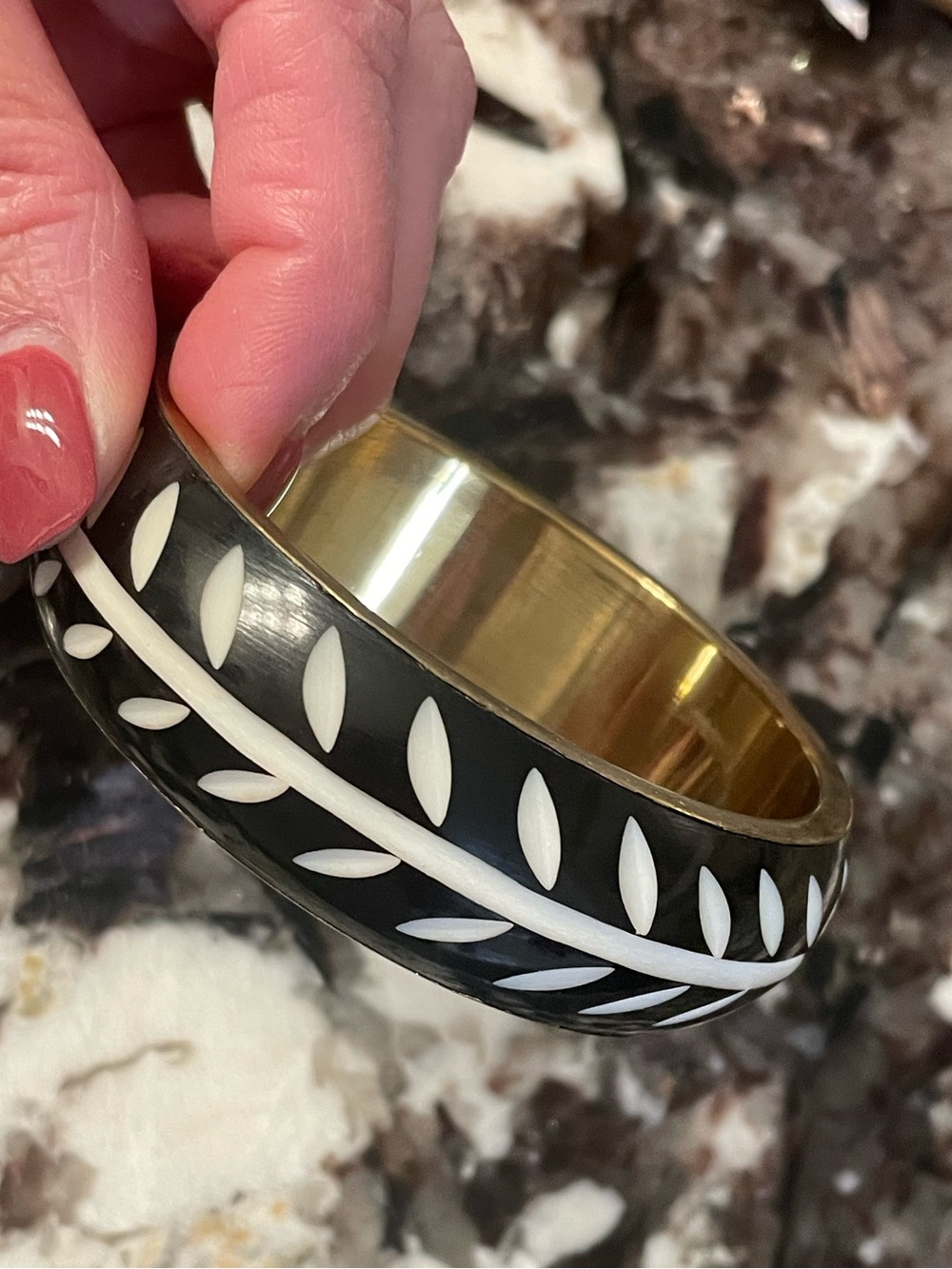 Bakelite?/Lucite?/Brass Black and Cream Leaf Motif Bangle Bracelet - Vintage EUC